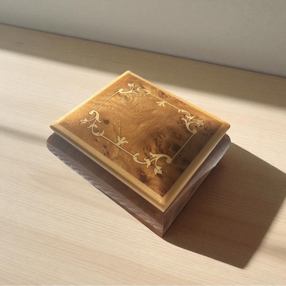 Italian Wood Inlay Musical Jewelry Box - Hand-Wound & Beautifully Crafted - Picture 3 of 14